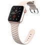 Siliconen &#039;Twist&#039; bandje - Zand roze - Geschikt voor Apple Watch 44mm / 45mm&nbsp;/ 46mm / 49mm