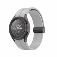 By Qubix Samsung Galaxy Watch 5 bandje - 40mm & 44mm - D-buckle sportbandje - Grijs - Bandbreedte: 20mm Horlogeband smartwatch band bandjes